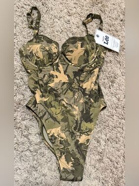 Kacey Lee Camo Underwire One Piece Swimsuit Size: XS (0-2)